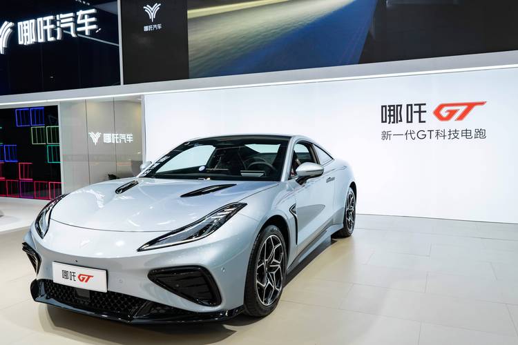 成都110哪吒汽车在智能汽车领域的表现，领途汽车在新能源汽车市场中的影响力